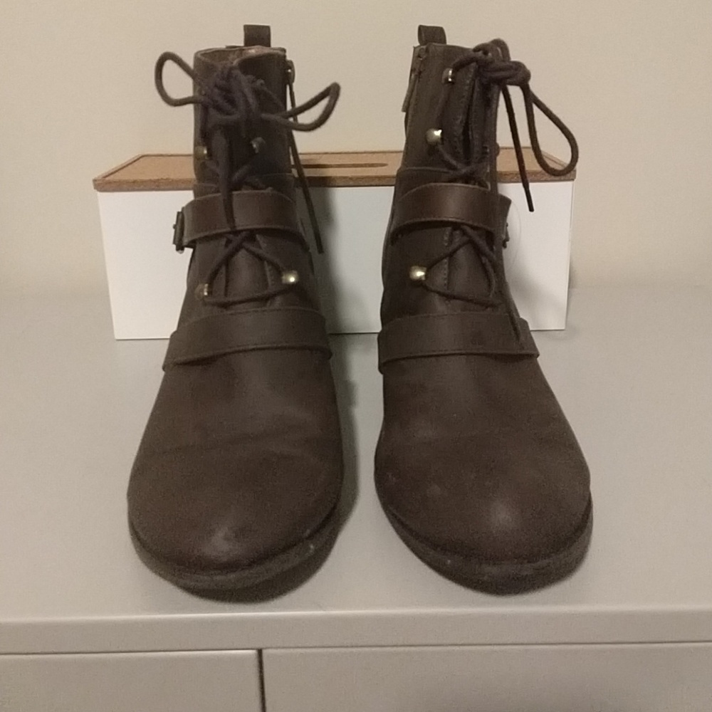 Brown Boots with detail